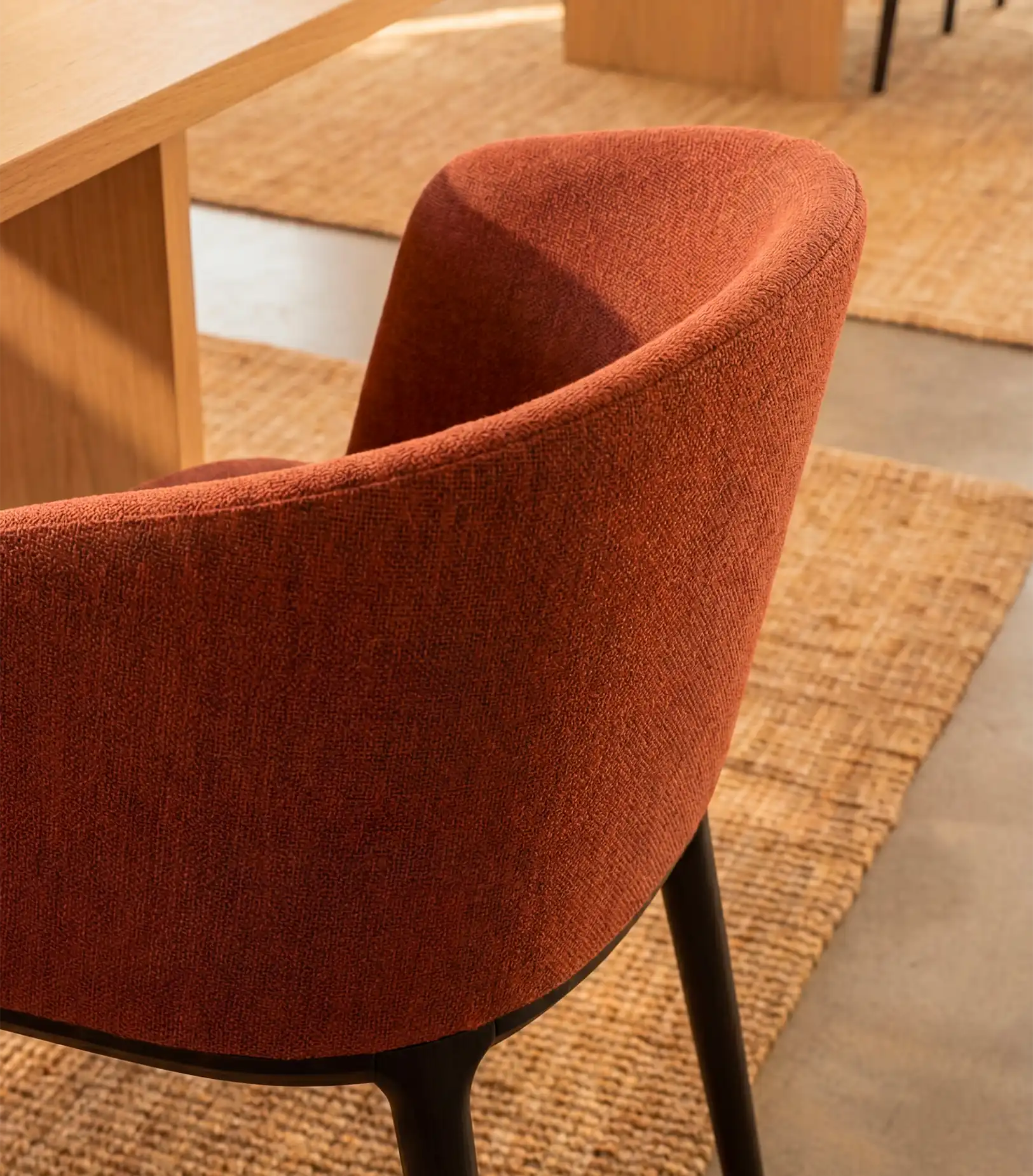 Immagine ambientata di una sedia.