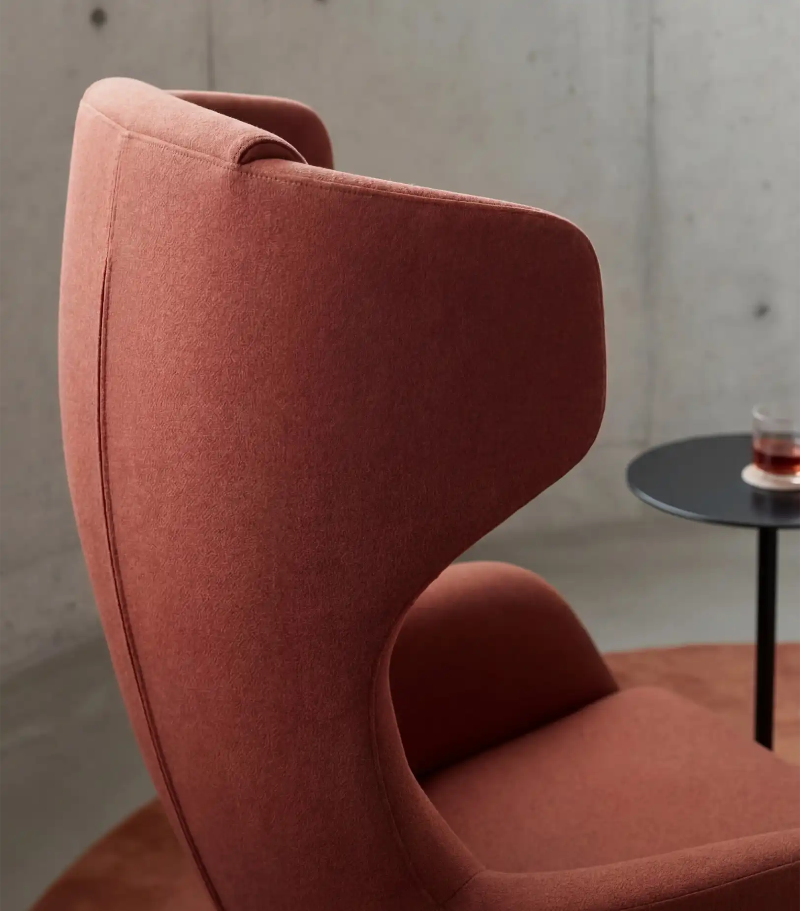 Immagine ambientata di una poltrona.