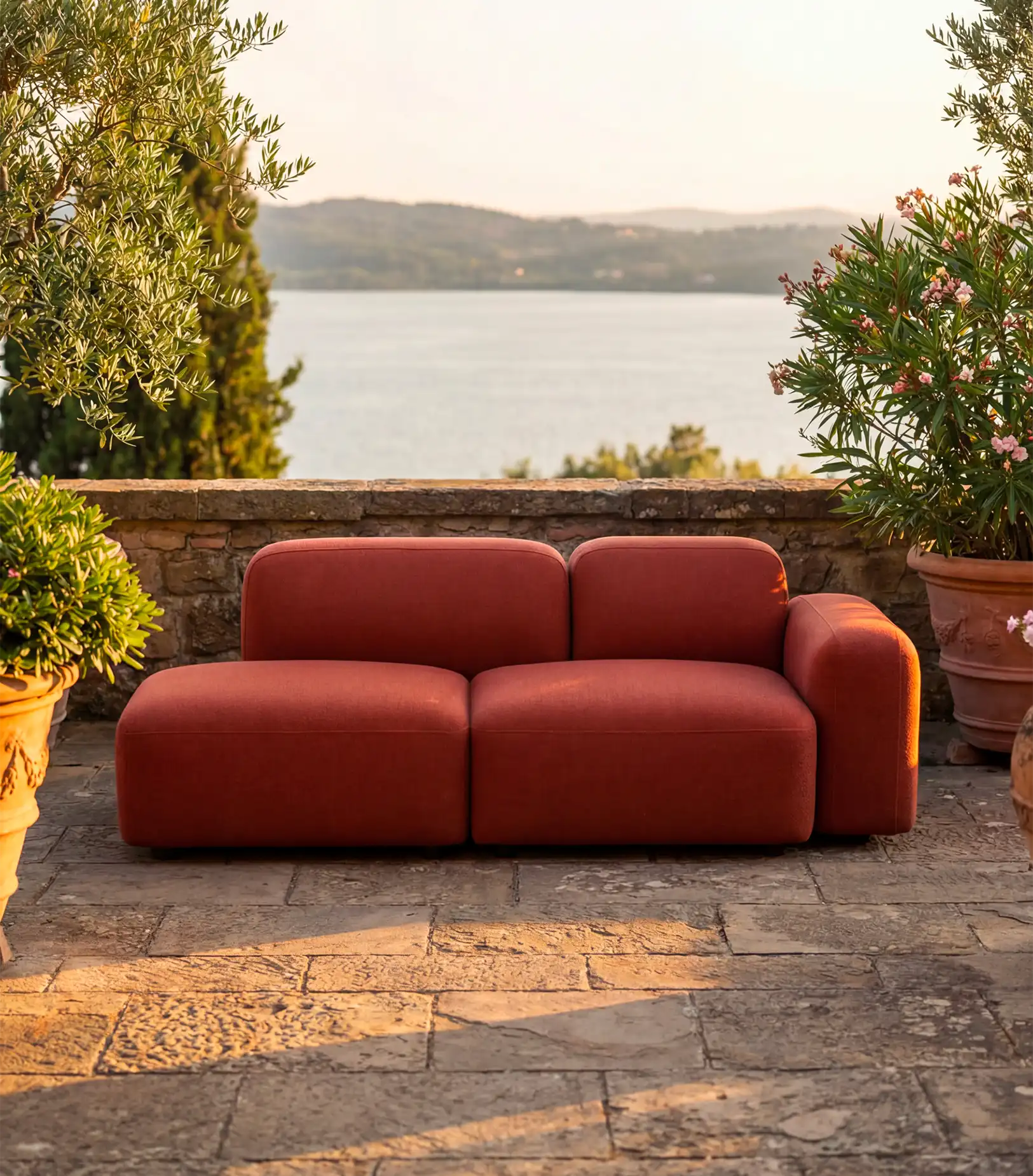 Immagine ambientata di un divano da esterno.