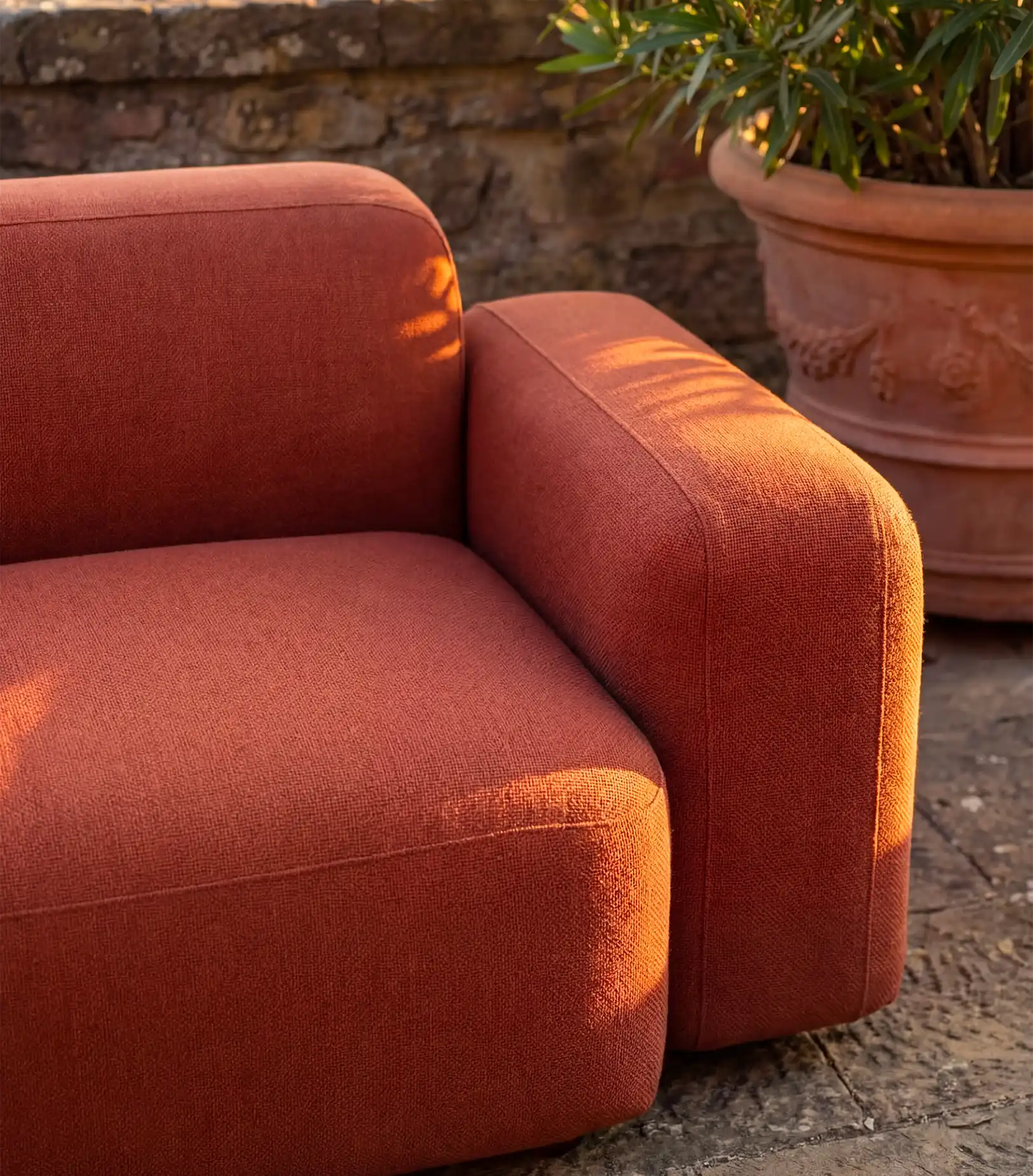 Immagine ambientata di un divano da esterno.