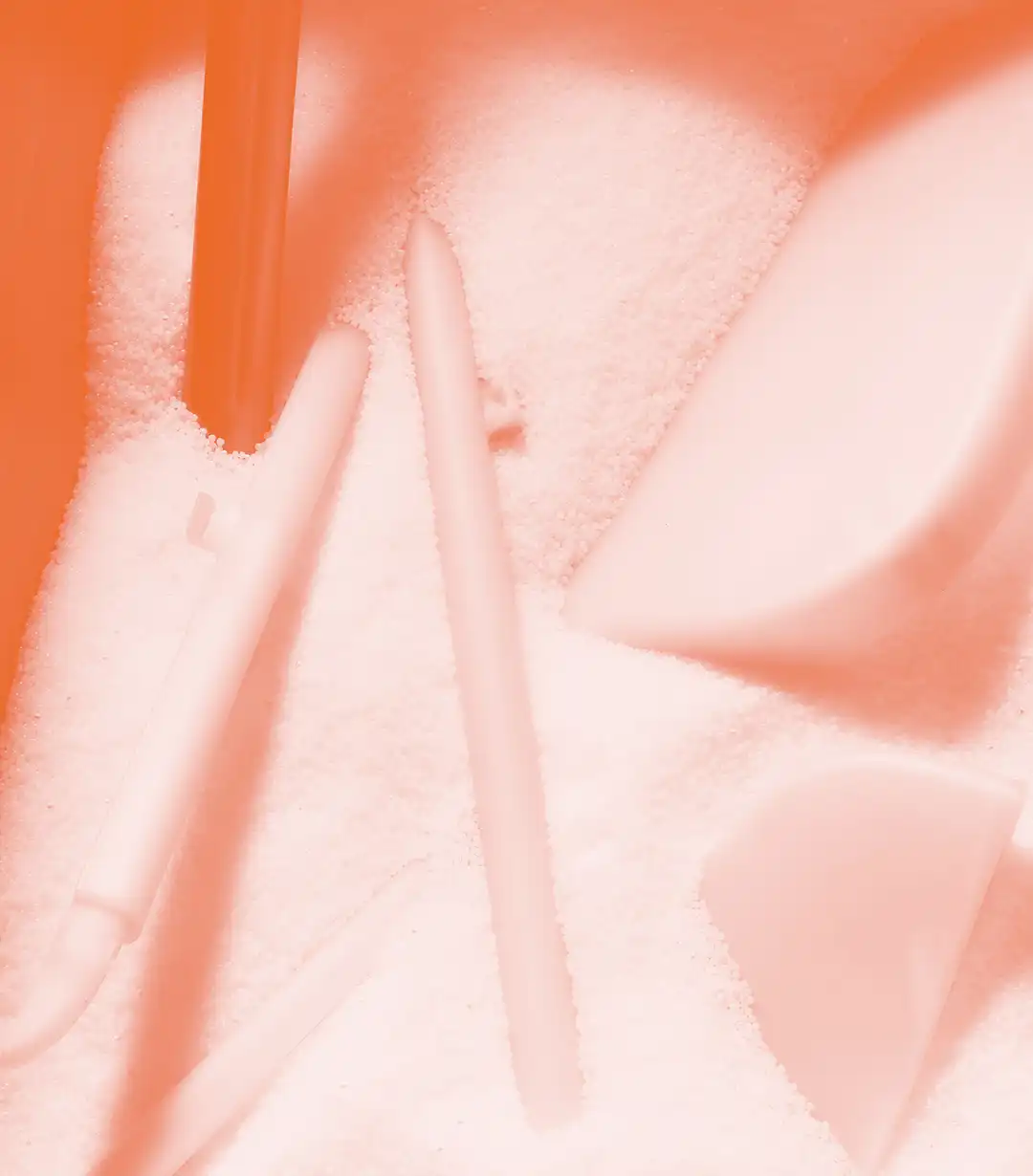 Immagine tono su tono di rifiuti sulla sabbia.